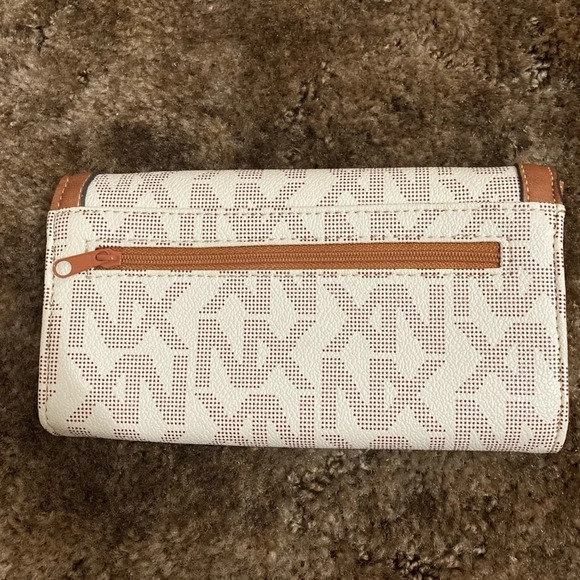 NWOT Chic Wallet - Picture 7 of 7